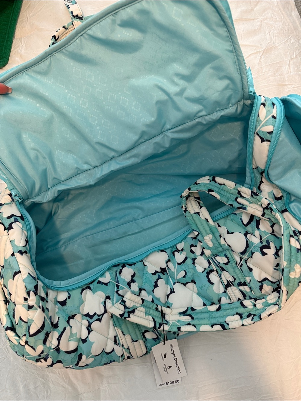 Vera Bradley ultralight, active duffel in cut vines cool - Picture 3 of 7